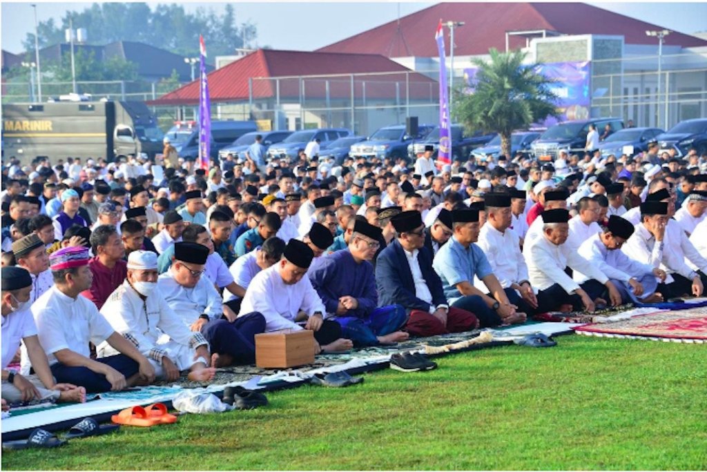 Wakasal Laksdya Erwin Laksanakan Salat Idulfitri Bersama Masyarakat di Jakarta&nbsp;Utara