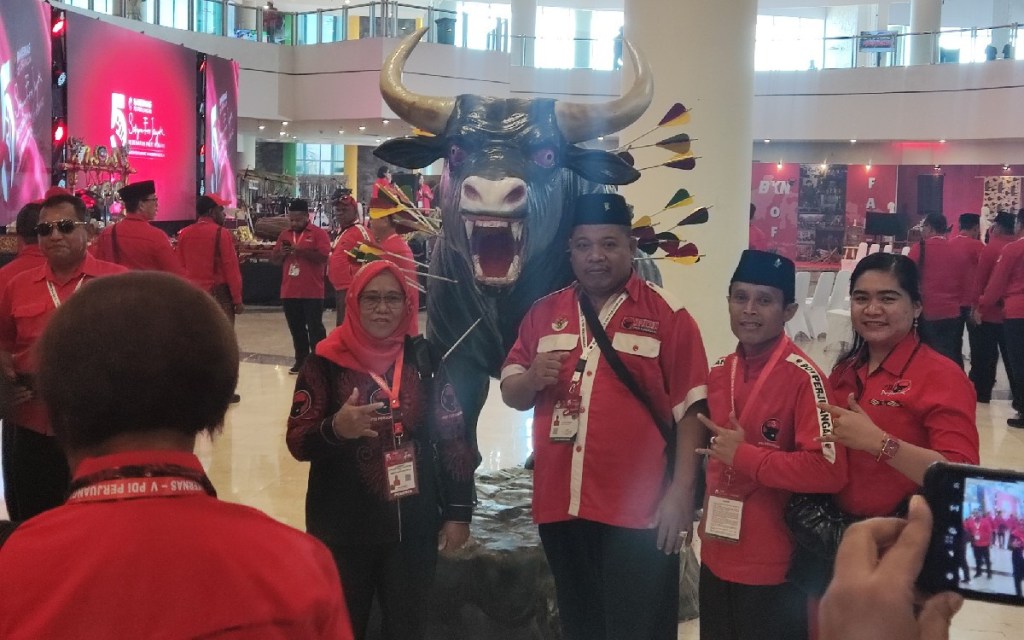 Patung Banteng Tertancap Anak Panah di Lokasi Rakernas V PDIP Menarik&nbsp;Perhatian