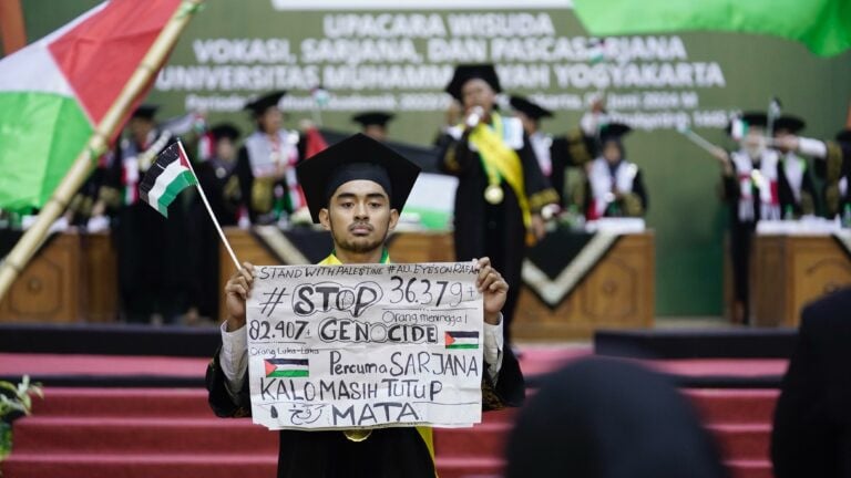 Wisuda UMY Tampil Beda, Kompak Kibarkan Bendera Palestina