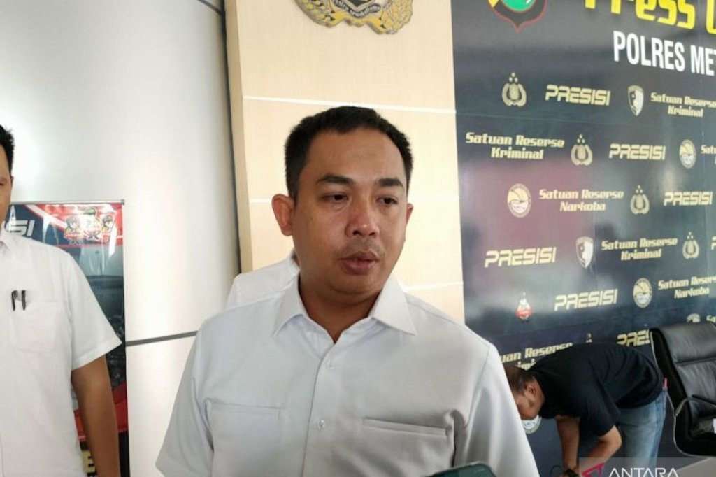 Batara Ageng Akhirnya Menyerahkan Diri ke Polres&nbsp;Jakbar