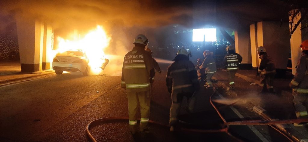 Mobil Sedan Hangus Terbakar di Viaduct Bandung